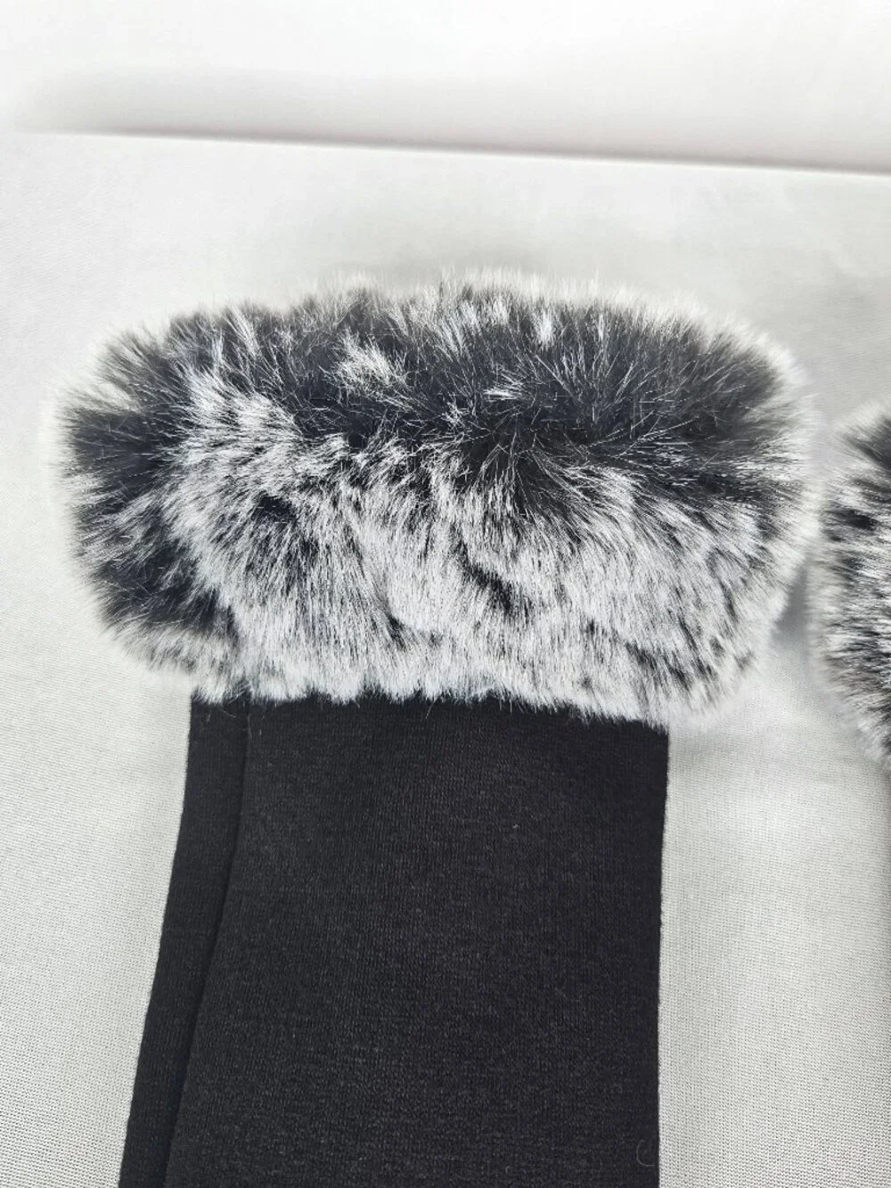 2 Chic Faux Fur Touchscreen Gloves I Black & Gray I Women's Size Small I NWOT